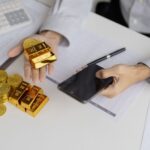 Mengapa Harga Emas Turun Analisis Penyebab, Dampak, dan Strategi Investor