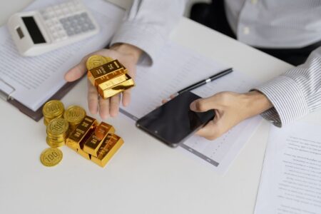 Mengapa Harga Emas Turun Analisis Penyebab, Dampak, dan Strategi Investor