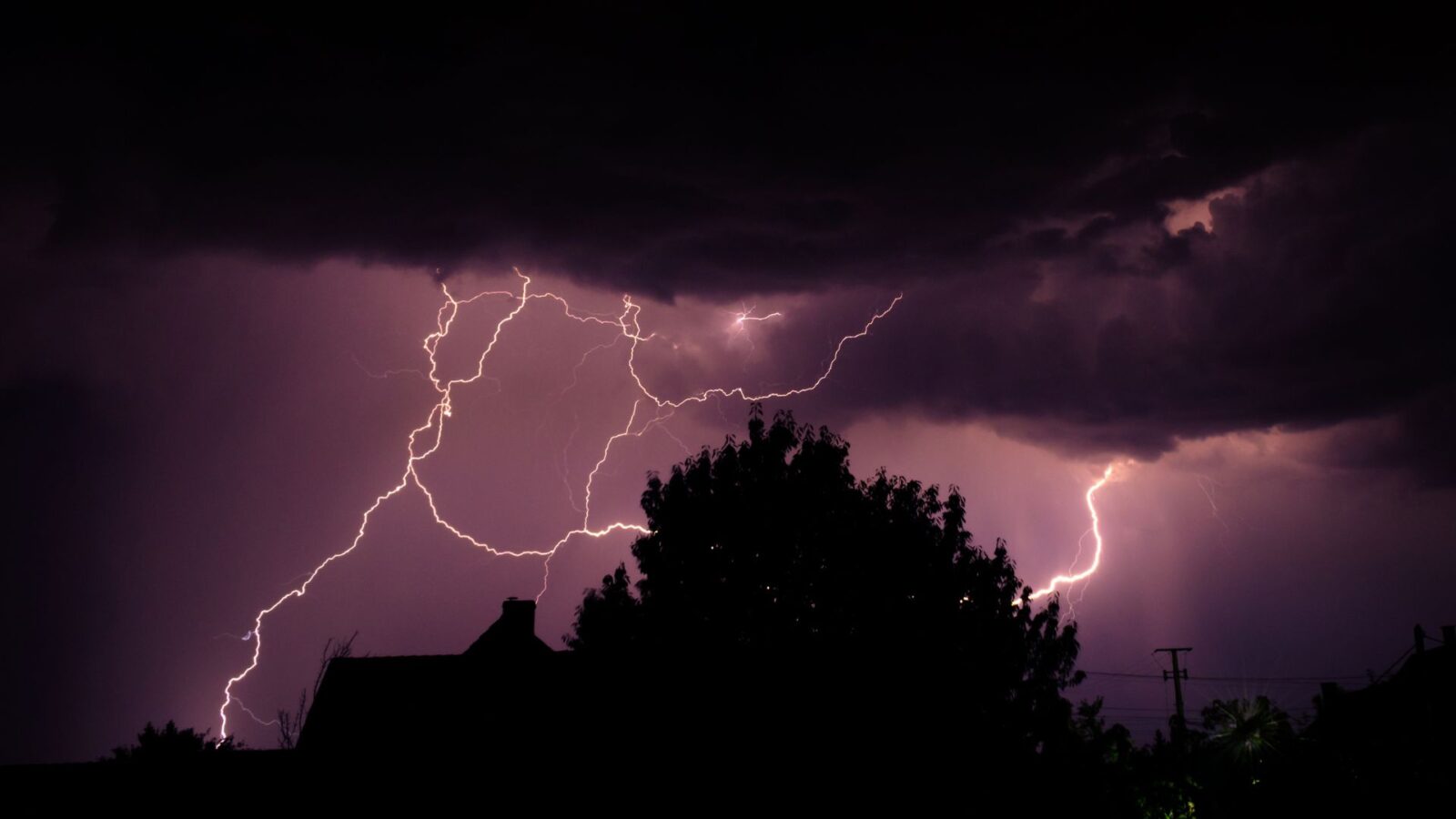 Cuaca Ekstrem di Indonesia: Penyebab, Dampak, dan Cara Menghadapinya