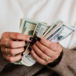 Foto Uang di Tangan: Makna, Etika, dan Cara Menggunakannya dengan Bijak