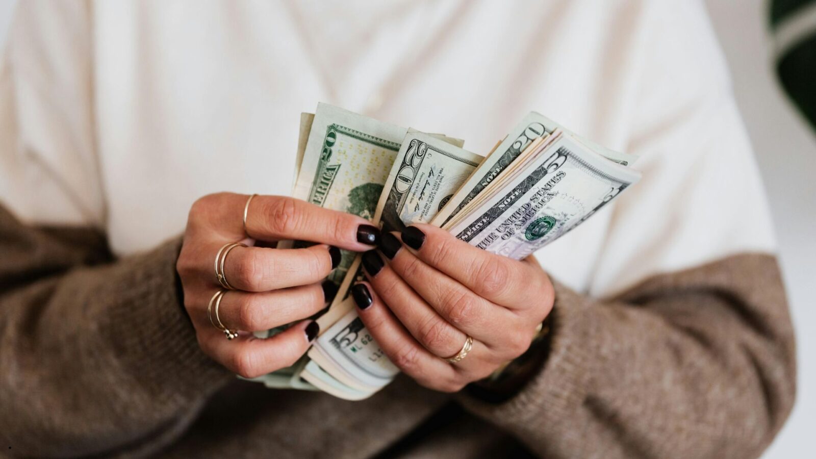 Foto Uang di Tangan: Makna, Etika, dan Cara Menggunakannya dengan Bijak