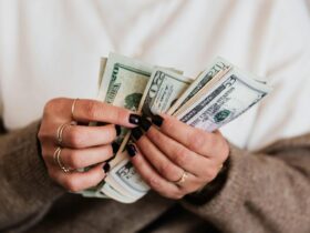 Foto Uang di Tangan: Makna, Etika, dan Cara Menggunakannya dengan Bijak