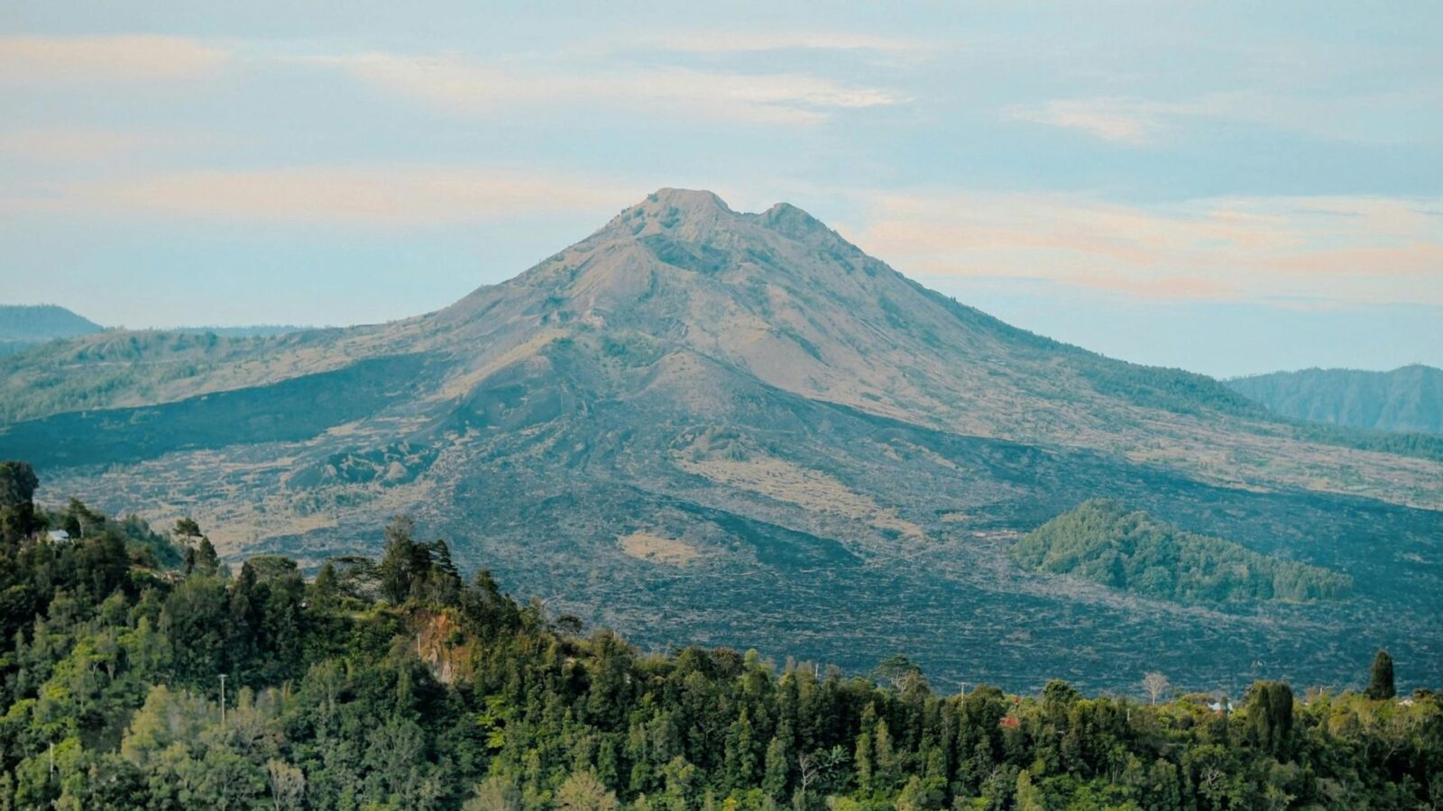 Gunung Guntur: Pesona Alam, Jalur Pendakian, dan Fakta Menarik Gunung Legendaris di Garut