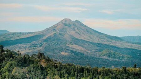 Gunung Guntur: Pesona Alam, Jalur Pendakian, dan Fakta Menarik Gunung Legendaris di Garut