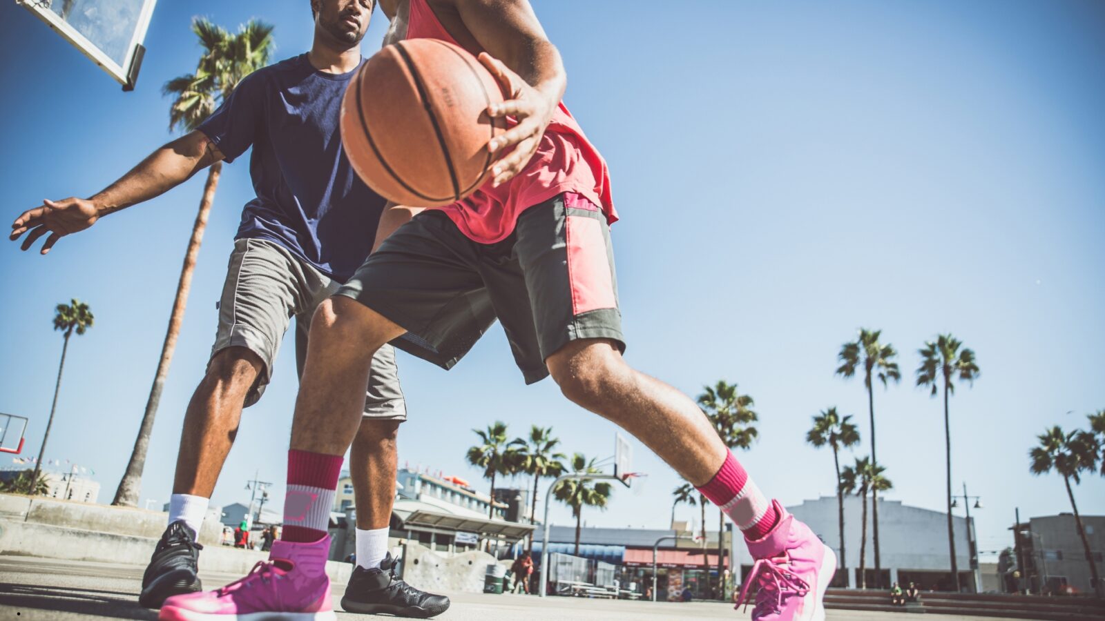 Operan yang Dilakukan dalam Permainan Bola Basket Melalui Pantulan Disebut Apa? Ini Penjelasan Lengkapnya