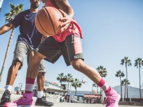 Operan yang Dilakukan dalam Permainan Bola Basket Melalui Pantulan Disebut Apa? Ini Penjelasan Lengkapnya