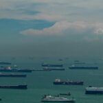 mengapa selat malaka menjadi ramai perdagangan dan menjadi tempat yang strategis untuk perdagangan