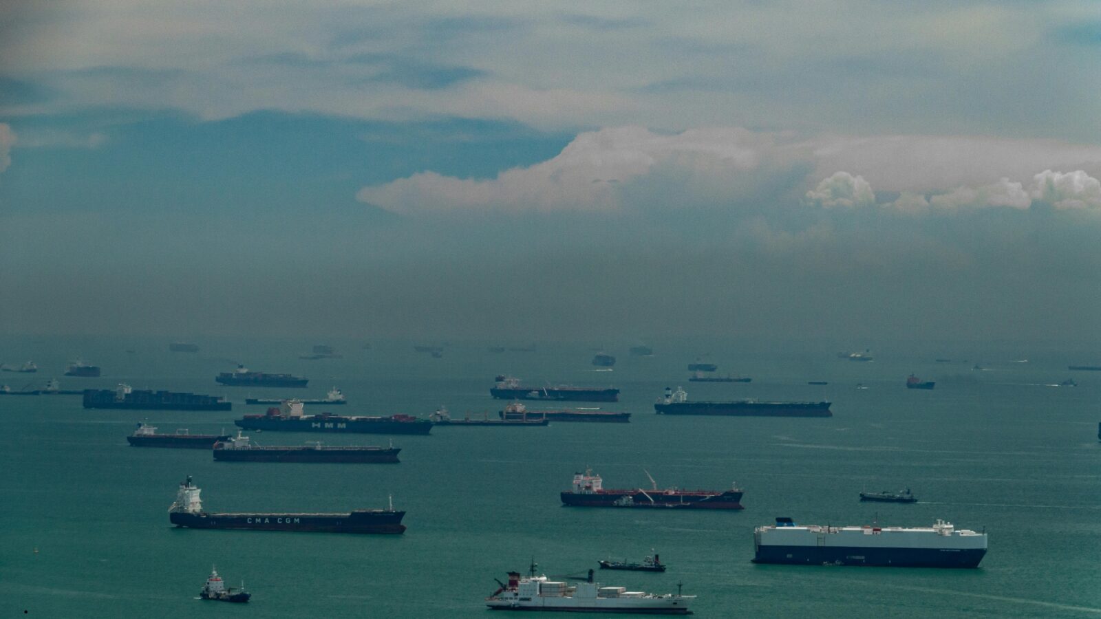 mengapa selat malaka menjadi ramai perdagangan dan menjadi tempat yang strategis untuk perdagangan