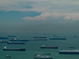 mengapa selat malaka menjadi ramai perdagangan dan menjadi tempat yang strategis untuk perdagangan