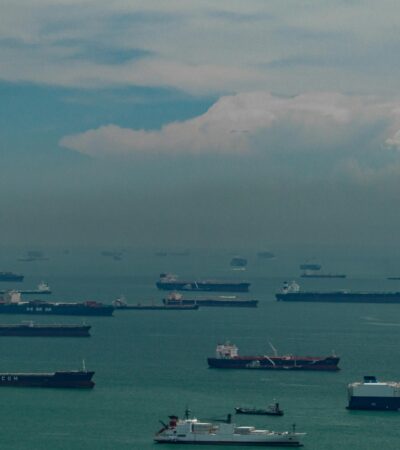 mengapa selat malaka menjadi ramai perdagangan dan menjadi tempat yang strategis untuk perdagangan