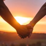 Makna dan Manfaat Genggaman Tangan dalam Psikologi dan Budaya